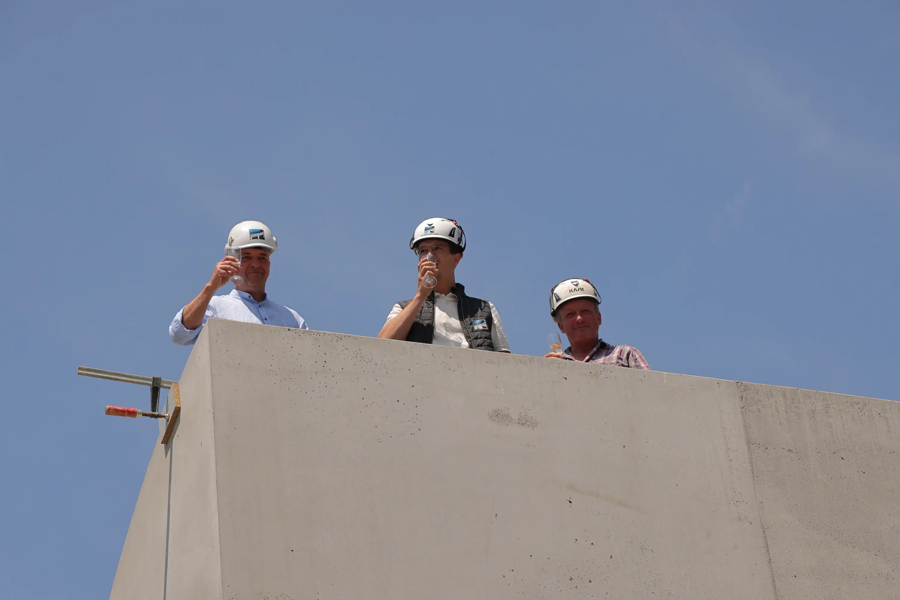 <p>A roof for birthday.<br>A topping-out ceremony.</p>